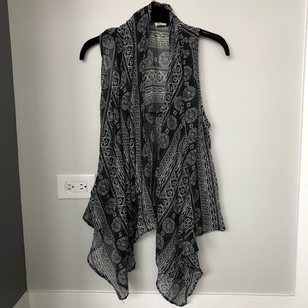 🎶 FESTIVAL FASHION 🎶 Black&White Hollister vest